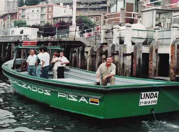 Pasaje embarcando en el bote Linda